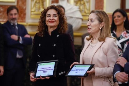 La ministra de Hacienda, María Jesús Montero (i), hace entrega a la presidenta del Congreso de los Diputados, Ana Pastor (d), el Proyecto de Presupuestos Generales del Estado para 2019 aprobado el pasado viernes en Consejo de Ministros.