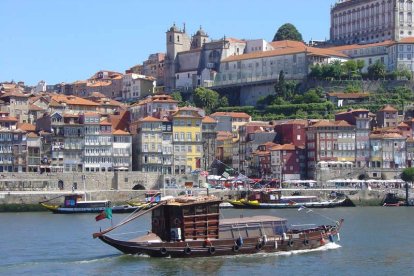 Vista de la ciudad de Oporto, la segunda más habitada de Portugal, en la que sus colores inundan el paisaje.