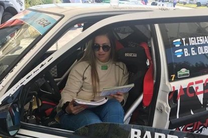 Fotografía de Bárbara Gómez en uno de los rallyes disputados por la copiloto gallega. B. GÓMEZ/FACEBOOK