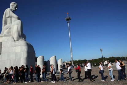 Cientos de cubanos esperan para dar su tributo a Fidel Castro en el Memorial José Martí, en La Habana.