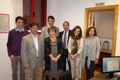 Gómez y Majo junto a otros concejales y las trabajadoras del juzgado de paz coyantino.