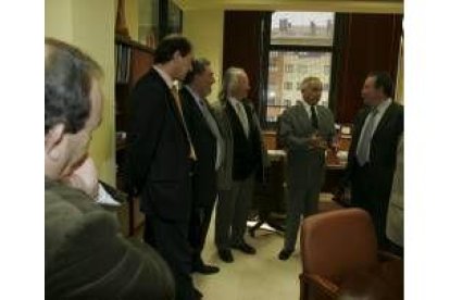 Martín dialoga con Saavedra, junto a otros miembros de su institución