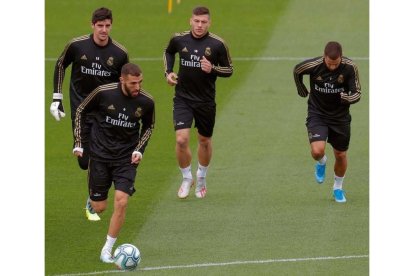 Benzema conduce el balón durante el entrenamiento del Real Madrid. EMILIO NARANJO