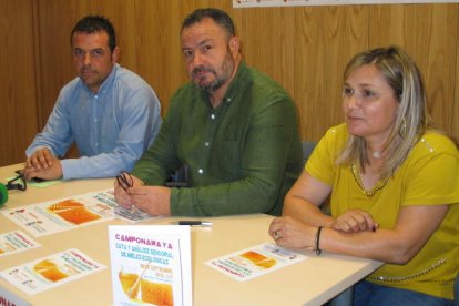 El alcalde junto a los apicultores, ayer en el Civi. M. MACÍAS