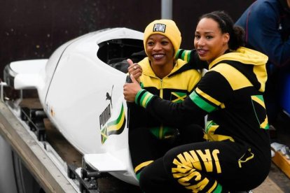 Atletas del equipo jamaicano de bobsleigh