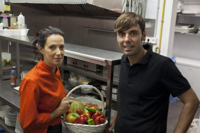 Óscar Teruelo es leonés y junto a su pareja, Susana Aragón, regentan el Restaurante Ona Nuit que apuesta por los productos leoneses y por los alimentos de la huerta.