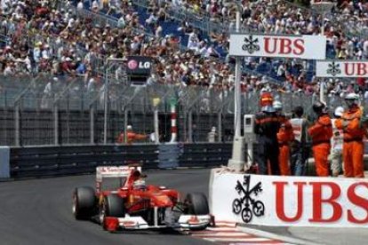 Fernando Alonso conduce su monoplaza durante la sesión de clasificación en Mónaco.