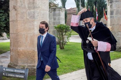 Manueco y el rector de Burgos, Manuel Pérez Mateos, a su llegada al acto de apertura del curso. SANTI OTERO