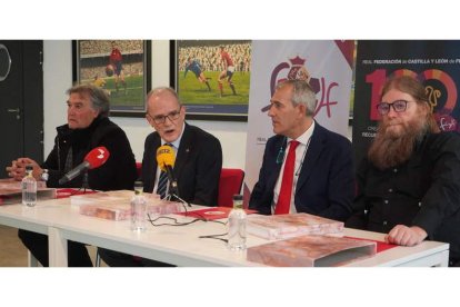 César Lera, Marcelino Maté, Vicente Canuria y Roberto Fernández en la presentación de la exposición. J. NOTARIO