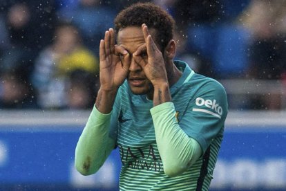 Neymar celebra su gol, el segundo del Barcelona, ayer frente al Alavés en Mendizorroza. JAVIER ZORRILLA