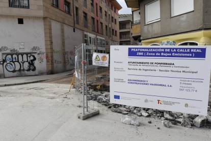 Obras de peatonalización en la calle Real de Ponferrada. L. DE LA MATA