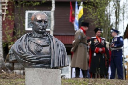 Cosacos junto al busto de Putin como emperador romano.