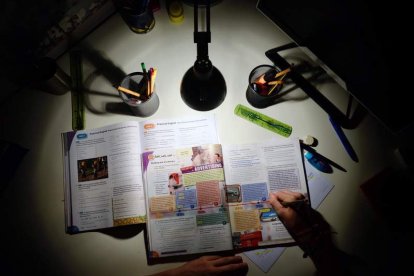 Imagen de un alumno estudiando antes de las vacaciones de Semana Santa. NACHO GALLEGO