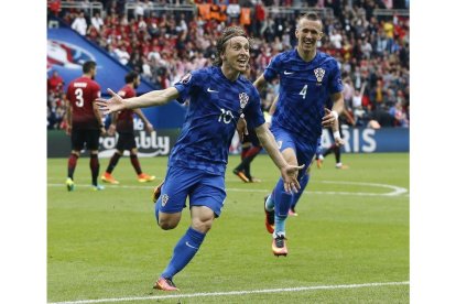 Luka Modric celebra junto a su compañero Ivan Perisic, del Inter, un gol con Croacia en la Eurocopa 2016.