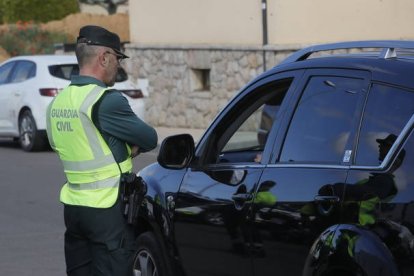 Imagen de archivo de un agente de la Guardia Civil durante un control de tráfico. RAMIRO