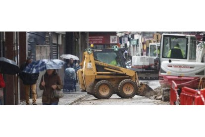 Trabajos llevados a cabo en la calle Real para aplicar las restricciones en la plaza de Abastos. L. DE LA MATA