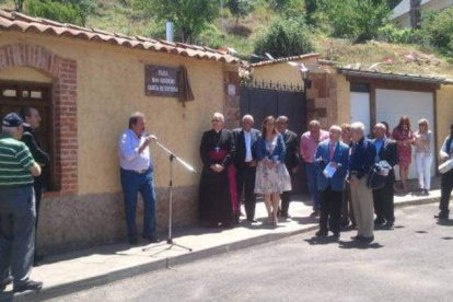 El Ayuntamiento descubrió una placa en una plaza del pueblo.