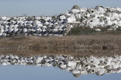 Finca de El Busto en Santa María del Páramo con fardos de basura. JESÚS F. SALVADORES