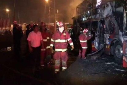 Un autobús de pasajeros en Perú es consumido por las llamas.