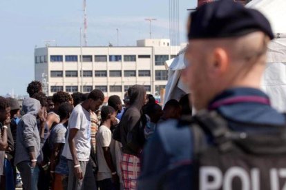 Inmigrantes en el puerto de Reggio Calabria.