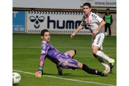 Los jugadores culturalistas celebran con Benja, que aplaude a la afición blanca, uno de los cuatro goles materializados por el delantero frente a los palentinos. SECUNDINO PÉREZ