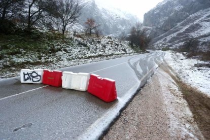 La carretera de las Hoces de Vegacervera, cortada por la crecida del río Torío.