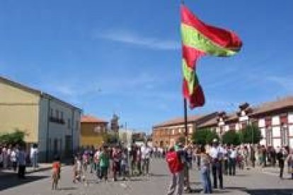 Imagen del nuevo pendón de la localidad durante la procesión que tuvo lugar en la mañana de ayer