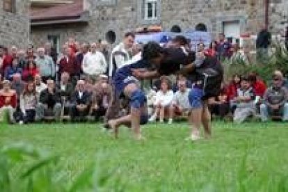 El público de Posada de Valdeón asistió a un corro en el que hubo poca presencia de luchadores