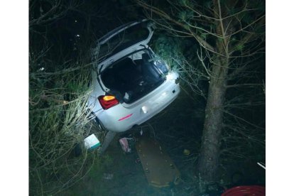 El coche se despeñó por un barranco de veinte metros. DL