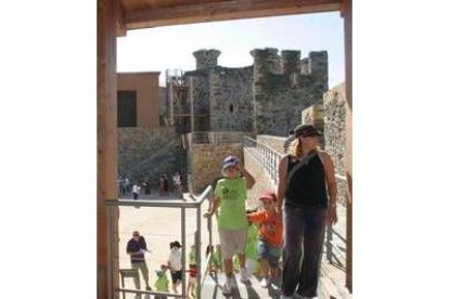 Un grupo de turistas recorre el castillo el día de la reapertura