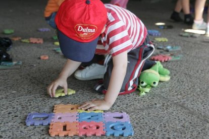 Un niño juega con un puzzle. FERNANDO OTERO