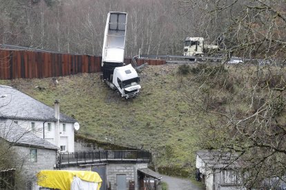 Estado en el que ha quedado el camión en la ladera de la N-VI. L. DE LA MATA