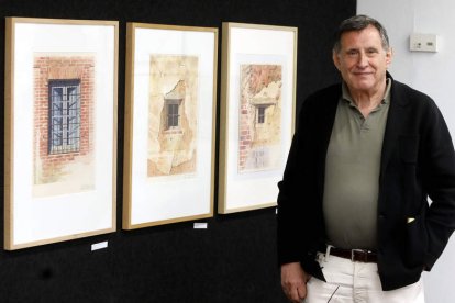 Ovidio Prieto posa junto a una muestra de las ventanas que ha capturado en Fresno de la Vega y Los Oteros. MARCIANO PÉREZ