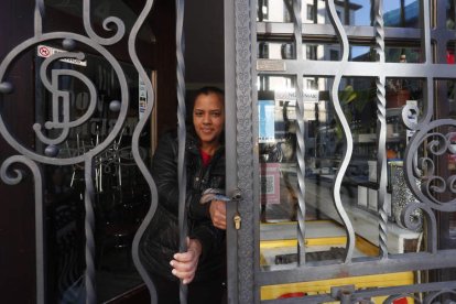 Apurando el tiempo de libertad frente a la Catedral la tarde del 14 de marzo de 2020. JESÚS F. SALVADORES