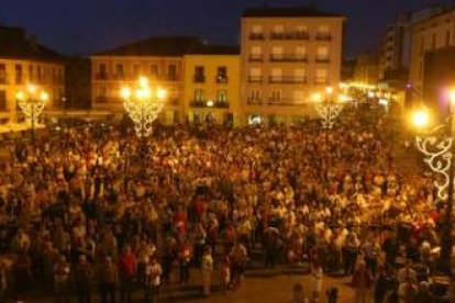 La pregonera Silvia Prada, junto al alcalde de Ponferrada, Carlos López Riesco, tras dar la salida a