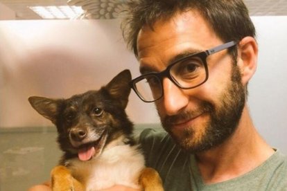 El actor Dani Rovira utiliza Twitter e Instagram para promocionar y defender la adopción de perros.