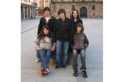 Los integrantes de Hora Punta, en la plaza Mayor.