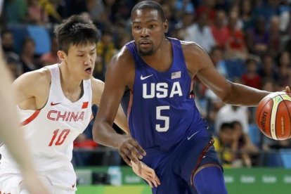 Kevin Durant conduce la jugada ante el chino Zhou Peng.