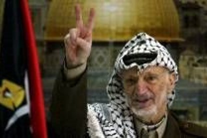 Arafat, enfermo y envejecido, hace la señal de la victoria desde su despacho en la Mukata de Ramala