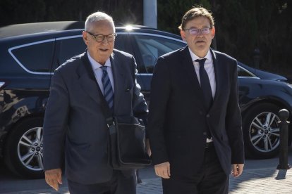 El presidente de la Generalitat valenciana, Ximo Puig, y el escritor y diputado Fernando Delgado llegan a la capilla ardiente de Carmen Alborch.