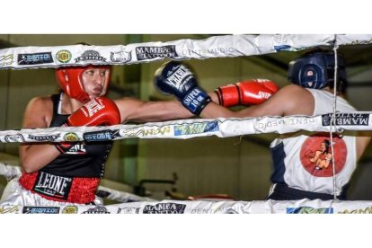 Uno de los combates de la velada de boxeo celebrada en La Virgen del Camino. EA FOTO