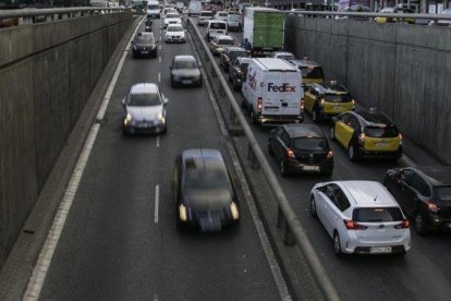 Tráfico denso de coches.