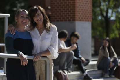 Zaida Ortega e Hilde Pérez en el campus de Vegazana esta semana. FERNANDO OTERO