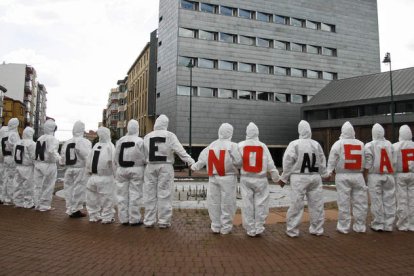 Activistas protestan en el exterior del congreso.