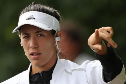 Garbiñe Muguruza se dirige al entrenamiento de este viernes, escuchando música en sus auriculares.