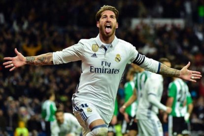 Ramos celebra el gol ante el Betis que le dio el triunfo al Madrid en los últimos minutos.