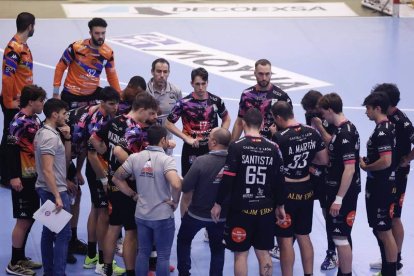 El Ademar viaja a Torrelavega con la necesidad de sumar un triunfo que le acerca a la Copa de España. LOF