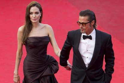 La pareja de Hollywood Angelina Jolie y Brad Pitt, cuyo divorcio se conoció públicamente ayer. IAN LANGSDON