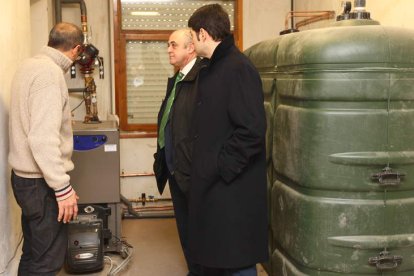 Gregorio Chamorro y Fernando Vélez en la sala de calderas de la Escuela Taller.