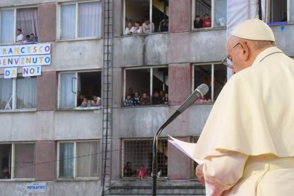 Los gitanos de la barriada de Lunik IX escuchan al papa desde sus casas. EFE